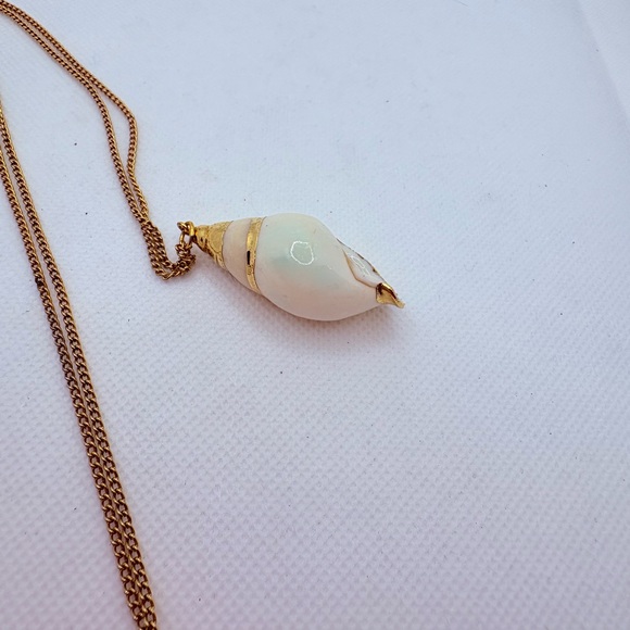 Vintage Real Tulip Shell Pendant Necklace Painted Goldtone 24” Chain Beach - Picture 4 of 4